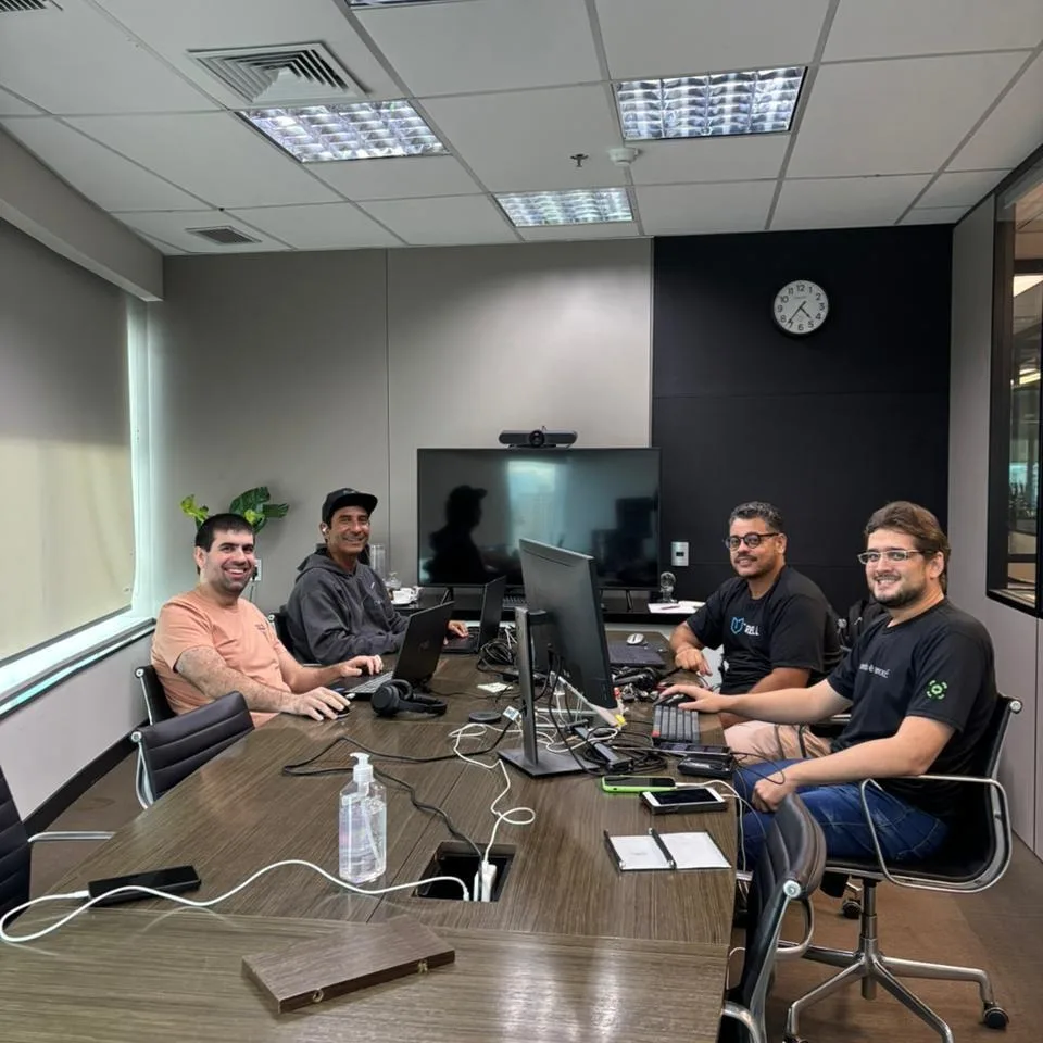 Equipa Tirrell em sala de reunião